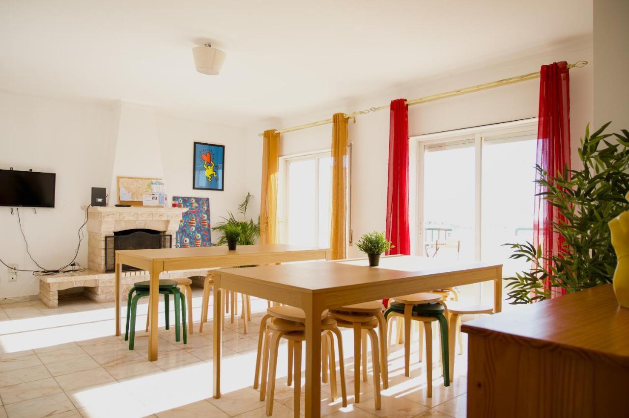 Wakeup Triplex House Hostel Faro Bagian luar foto